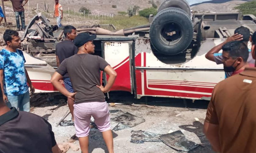 Vuelco de autobús deja a 13 miembros de una iglesia evangélica heridos