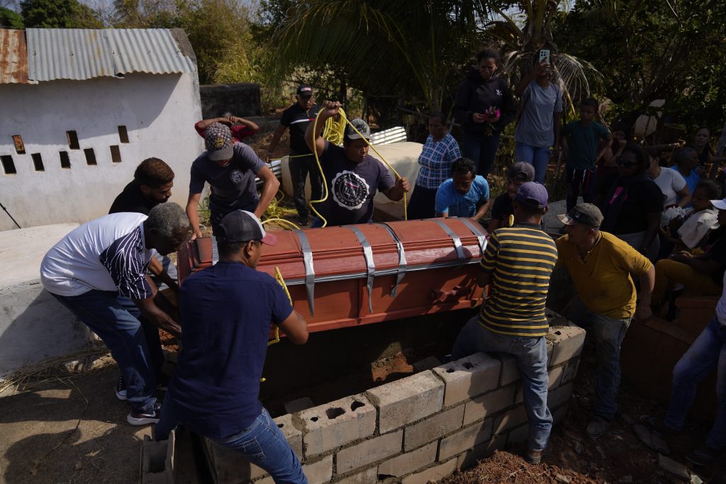 Familias Se Despiden De Los Mineros Muertos En Accidente En Venezuela