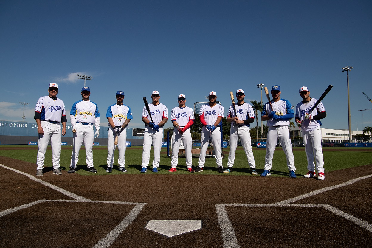 En el marco de los 80 años de Pepsi en Venezuela y unidos a la fiesta del béisbol, todo está listo para la 18ª edición del Festival del Jonrón Pepsi, evento que se disputará el 24 de enero en el estadio Cristopher Columbus Explorers de Miami, Florida, en Estados Unidos, con un grupo de peloteros venezolanos Grandes Ligas. “El béisbol es una fuente de emociones y Pepsi siempre ha acompañado los buenos momentos para refrescar cada jugada. Por eso nuestro compromiso con la fanaticada sigue vigente y arrancamos el año generando iniciativas que llenen de diversión a los consumidores venezolanos”, expresó el gerente de Marca Pepsi, José Di Guida. Entre tanto e gerente de Mercadeo Deportivo de Empresas Polar, Carlos Martínez, indicó que los jugadores encargados de encender la fiesta de batazos serán César Hernández, de los Indios de Cleveland; Renato Núñez, de los Orioles de Baltimore; Gleyber Torres, de los Yanquis de Nueva York; William Contreras, de los Bravos de Atlanta; Wilson Ramos, de los Mets de Nueva York; Eugenio Suárez, de los Rojos de Cincinnati; y Willson Contreras, de los Cachorros de Chicago, quien obtuvo el título de Campeón en la 16ª edición. El lanzador de Medias Rojas de Boston, Eduardo Rodríguez será el invitado de honor. Martínez explicó que el evento constará de dos rondas. La primera será de todos contra todos y cada bateador tendrá 15 lanzamientos, precedidos por 5 de práctica. Durante este tiempo, podrán solicitar un minuto de pausa. Pasan a la ronda final los que tengan la mayor cantidad de cuadrangulares y luego se realizará la misma cantidad de envíos. En caso de desempate se harán tres lanzamientos adicionales. Julio Urdaneta/@juliourdanetam Foto: @empresaspolar