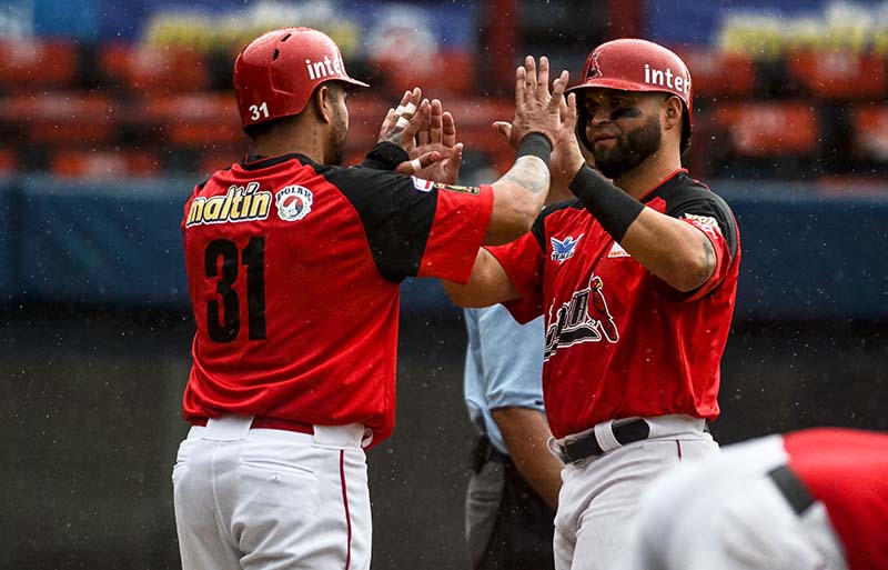 Maduro prevé permitir para diciembre un aforo del 60 % en los estadios de béisbol