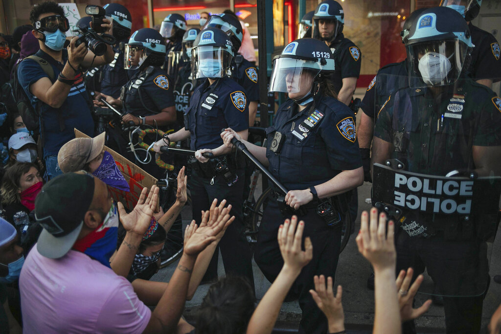 Demandan a policía de NYC por “trato rudo” a manifestantes