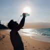 Una persona debe tomar al menos dos litros de agua al día