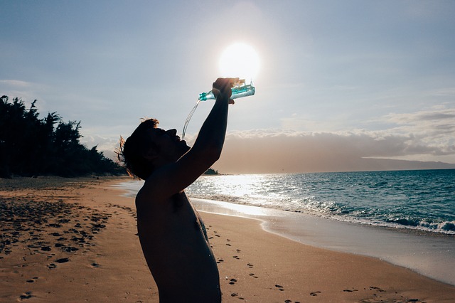 Una persona debe tomar al menos dos litros de agua al día