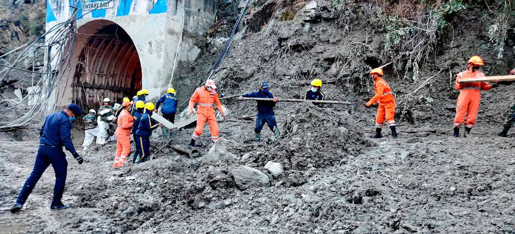 India: buscan a 37 personas atrapadas tras colapso de un glaciar