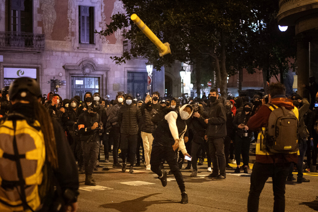 Barcelona vive su sexta noche de protestas violentas tras encarcelamiento de Pablo Hasél