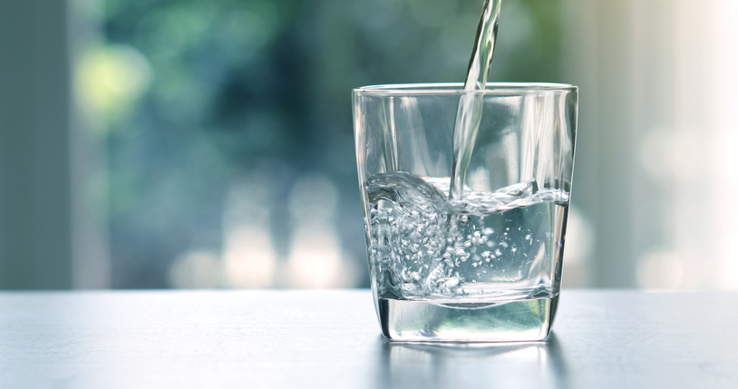 ¿Cuántos vasos de agua hay que beber al día?