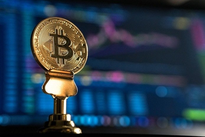 El bitcoin se recupera ligeramente al abrir la semana