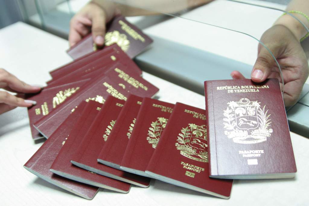 Al menos 700 migrantes venezolanos podrán salir de Trinidad y Tobago tras recibir su pasaporte