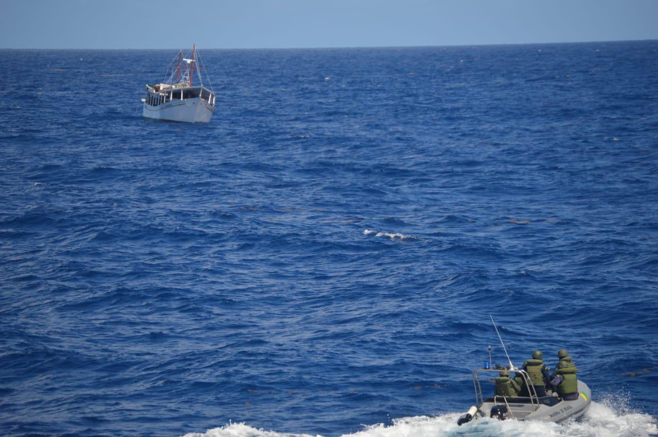 Marina de Brasil interceptó un barco pesquero con 15 venezolanos