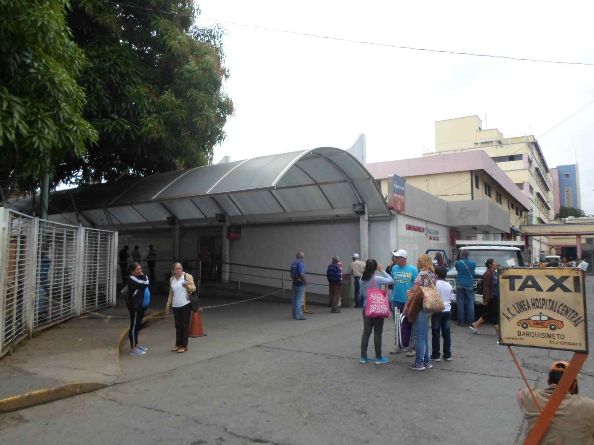 Pasillos del Cirugía de Hombres del Hcuamp amanecieron anegados por filtraciones del techo