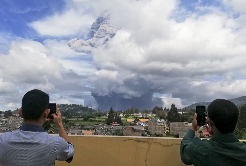 Indonesia en alerta por volcán Sinabung. Expulsó ceniza y humo a cinco metros de altura