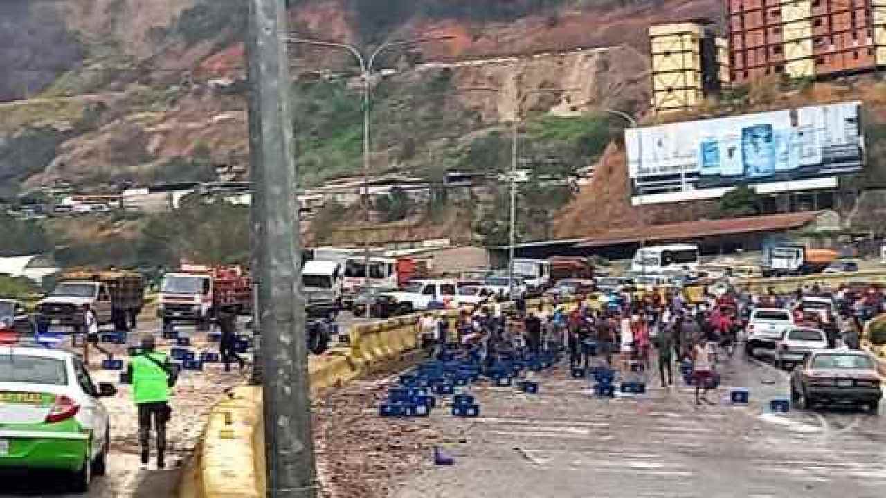 saqueado un transporte de cerveza que transitaba por la llamada “Bajada de Tazón”,