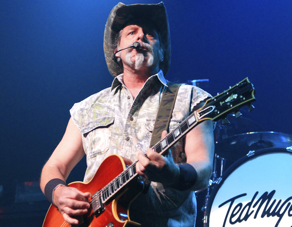 El rockero Ted Nugent dice que sufrió mucho al dar positivo al coronavirus meses después de decir que “no es una pandemia real”. “Pensé que me estaba muriendo”, dijo Nugent el lunes en un video en vivo en Facebook. “Literalmente, apenas pude levantarme de la cama en los últimos días... así que hoy obtuve oficialmente un resultado positivo de COVID-19”. En el video, transmitido desde su rancho de Michigan, el cantante de “Cat Scratch Fever” repite insultos racistas para referirse al COVID-19 y reitera su postura previa de que no se vacunará, afirmando erróneamente que “nadie sabe lo que tiene eso”. Nugent, un simpatizante del expresidente Donald Trump, ha calificado la pandemia como una estafa y ha criticado las restricciones de salud pública. Ha repetido una narrativa impulsada por medios de comunicación conservadores y refutada por expertos de la salud de que el recuento oficial de muertes por coronavirus está inflado.