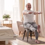 Beneficios del Yoga en silla para adultos mayores