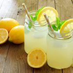 Agua de limón para desintoxicar el cuerpo