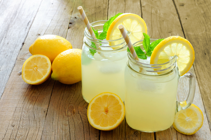 Agua de limón para desintoxicar el cuerpo