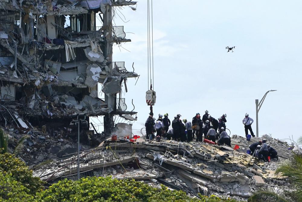 EE.UU. | Con la pelvis rota, madre sacó a su hija de entre los escombros en el Champlain Towers