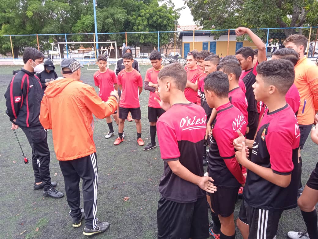 Entrenador de fútbol Esta.jpg