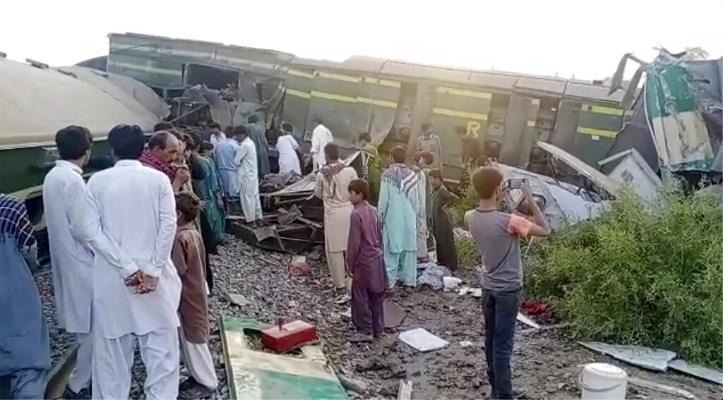 Choque de trenes en Pakistán dejó al menos 38 muertos