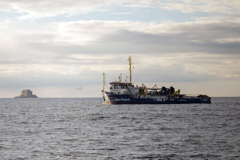 Barco con migrantes vuelca en isla italiana y deja al menos siete muertos