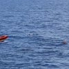 Barco con migrantes vuelca en isla italiana y deja al menos siete muertos