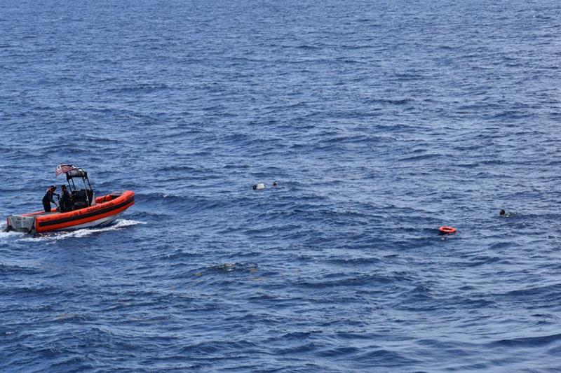 Barco con migrantes vuelca en isla italiana y deja al menos siete muertos