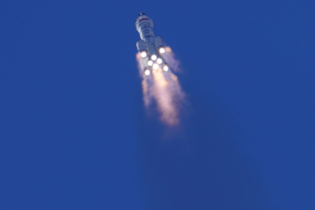 Nave china con tres tripulantes llegó a su nueva estación espacial