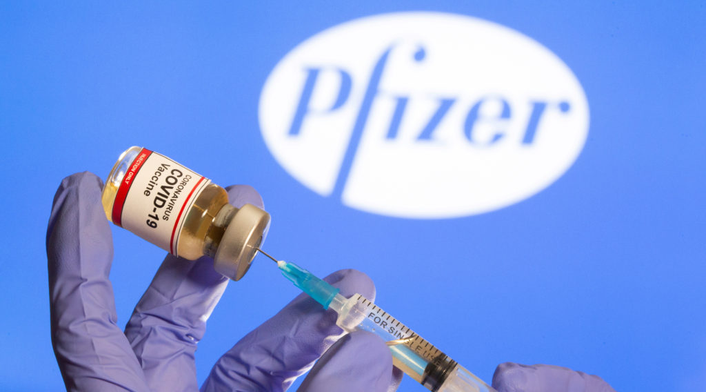 Vacuna de Pfizer reduce un 70% hospitalización por ómicron