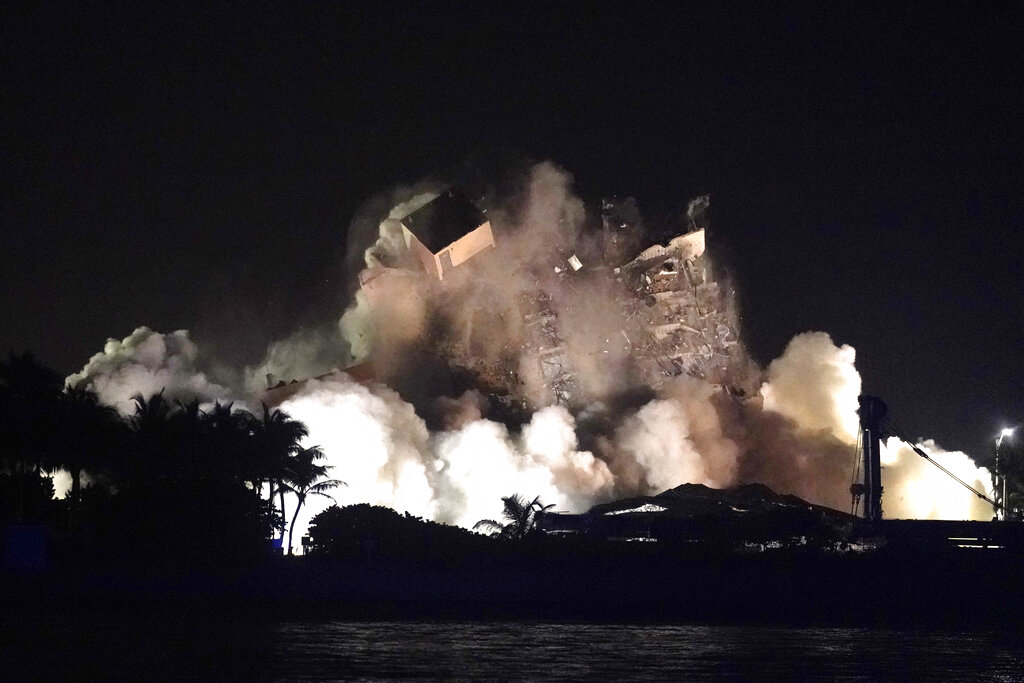 Tras derribar restos de edificio, continúa la búsqueda de 121 desaparecidos en el Champlain Towers South