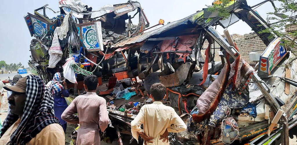 Al menos 33 muertos y 40 heridos en accidente de tránsito en Pakistán