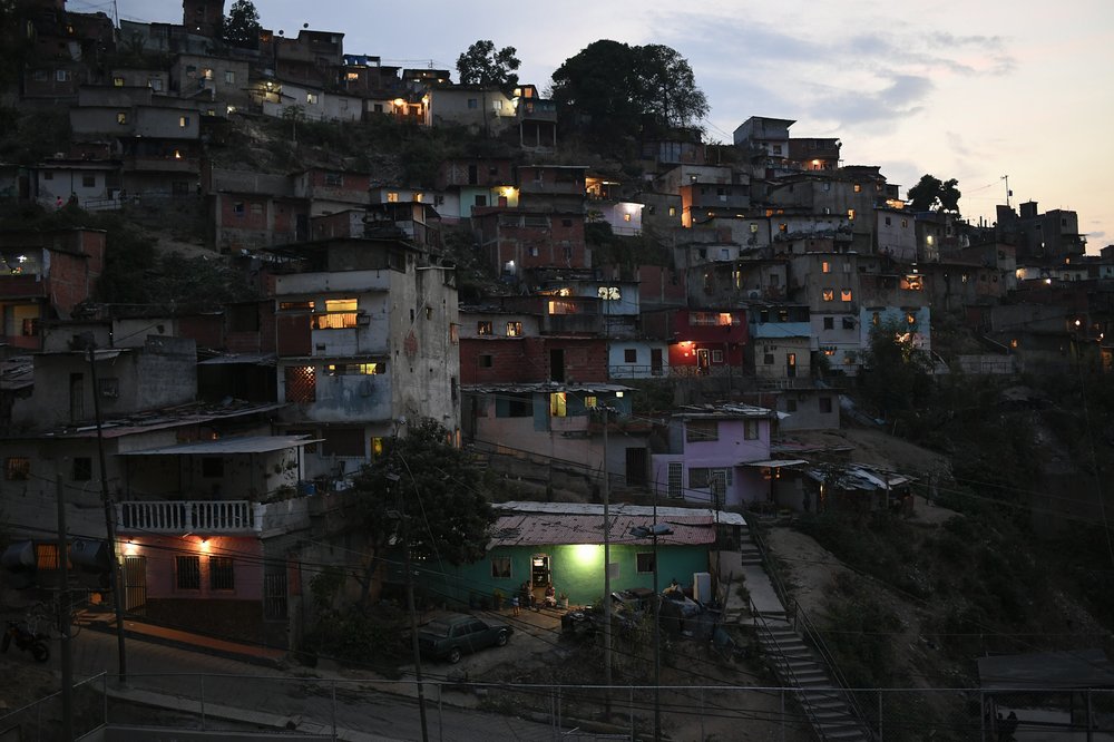 Caraqueños son despertados por explosiones en zonas populares de la capital