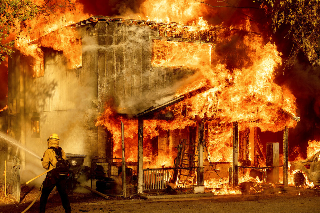 Ola de calor dificulta la lucha contra incendios en EE.UU.