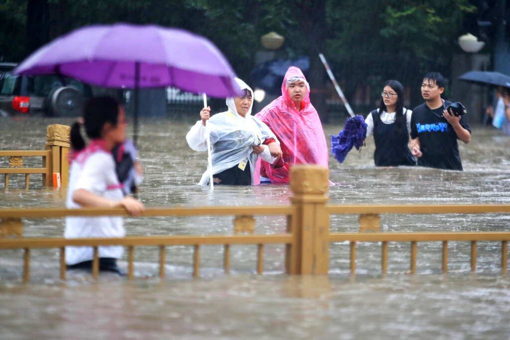 Muertes por inundaciones en China ascendieron a 25