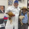 Abuelito agradecido paga con dos gallinas una operación de próstata