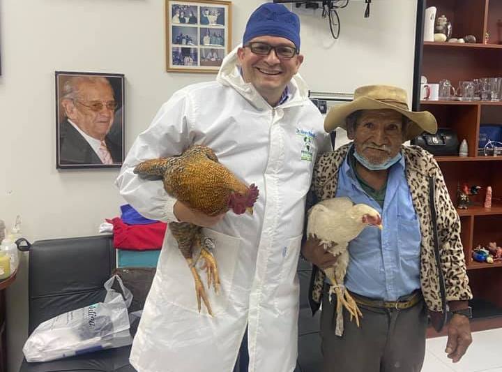 Abuelito agradecido paga con dos gallinas una operación de próstata