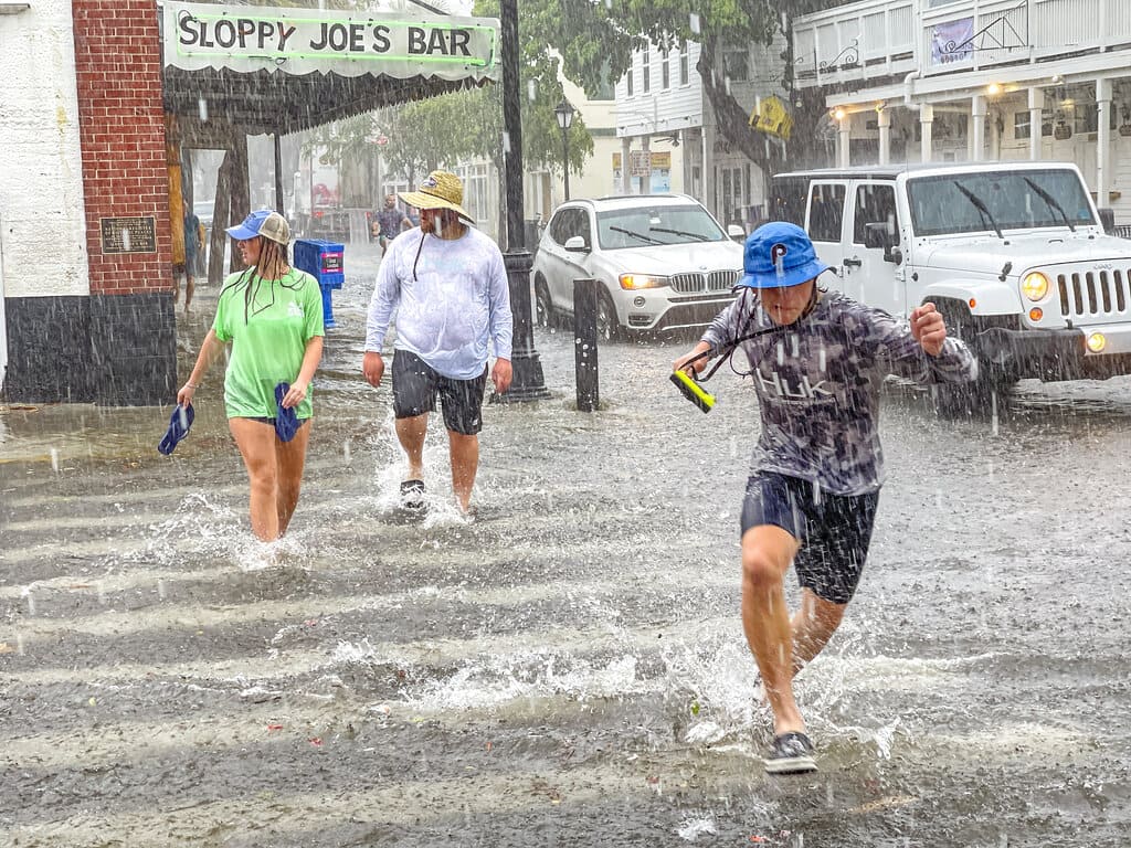 Elsa se debilita a tormenta y amenaza a la costa de Florida