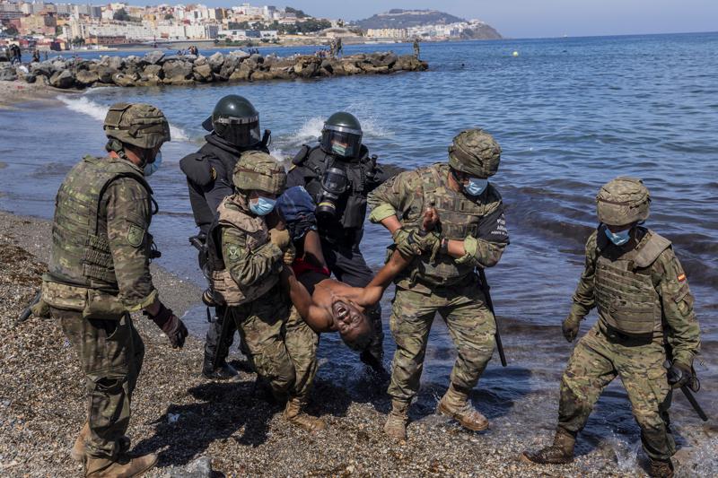 Al menos 119 inmigrantes cruzaron el enclave español de Melilla