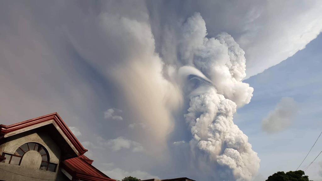 Filipinas | Volcán expulsa cenizas y sube nivel de alerta