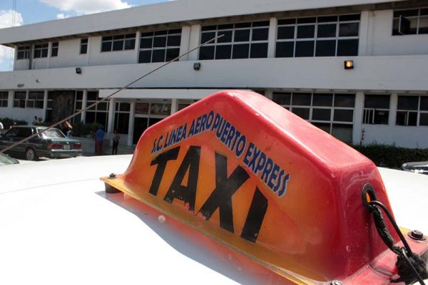 La imagen tiene un atributo ALT vacío; su nombre de archivo es 10-02-20-lineas-de-taxi-en-el-aeropuerto-jose-daniel-sosa-2-600x400-1.jpg