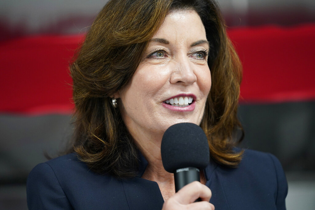 Kathy Hochul, primera mujer que gobierna Nueva York, tras salida de Cuomo