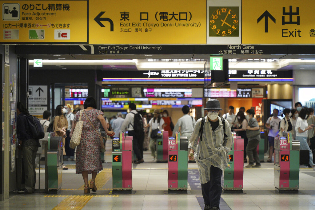 10 pasajeros heridos por ataque con cuchillo en tren subterráneo en Tokio