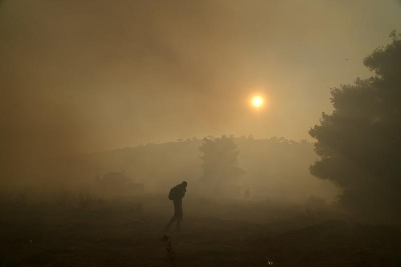 Continúa la lucha contra gran incendio declarado al noroeste de Atenas