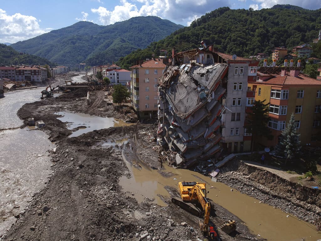 Inundaciones en Turquía dejan cinco muertos y seis desaparecidos en zonas afectadas por sismos