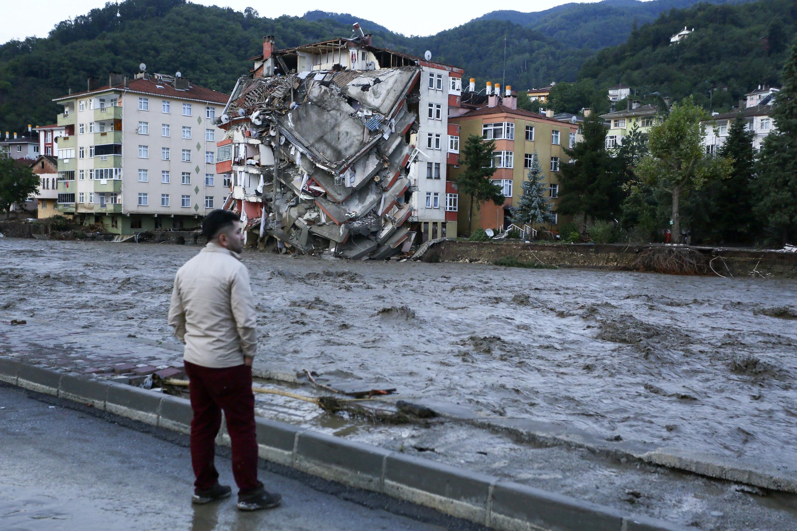 Al menos 27 fallecidos y 100 desaparecidos por inundaciones al norte de Turquía