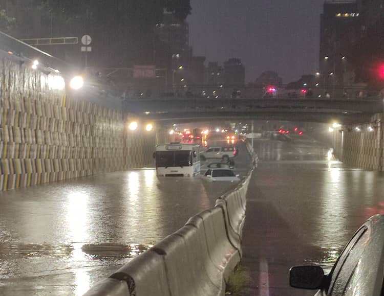 Fuertes lluvias inundaron varias zonas de Caracas