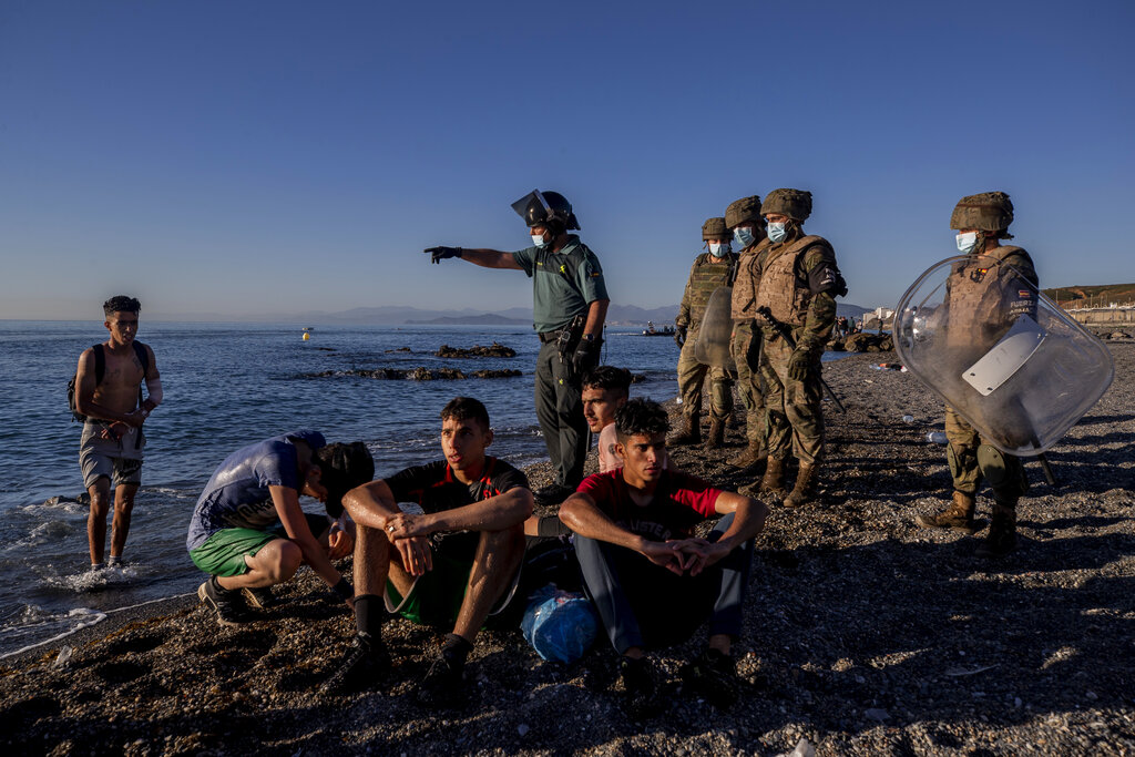 Migrantes intentan nadar de Marruecos a enclave español