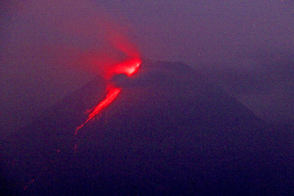 Por segundo día consecutivo, volcán indonesio expulsa lava y nubes de ceniza