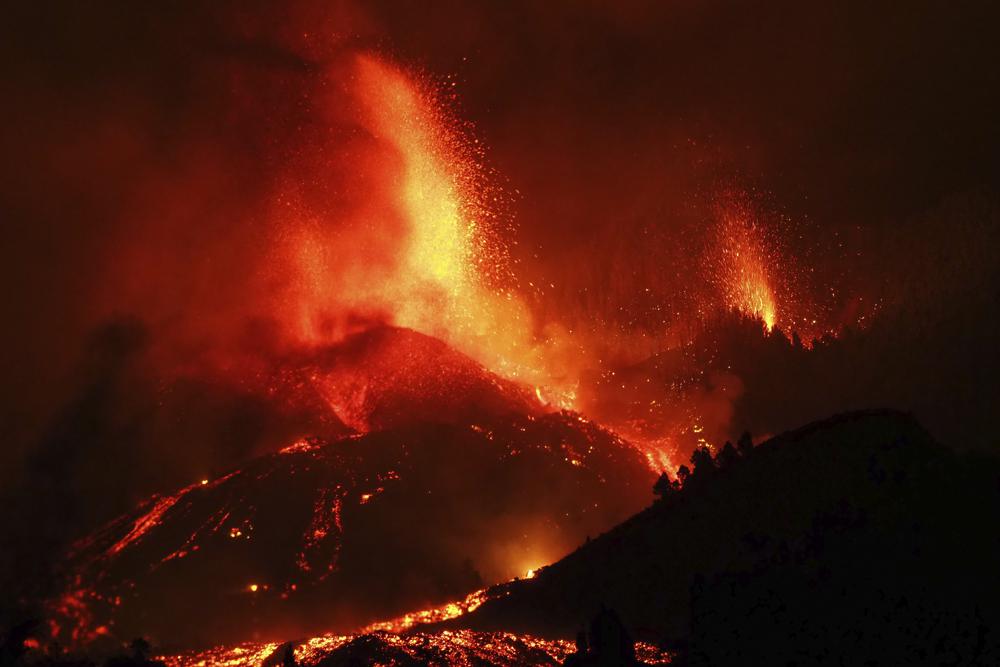 Nueva colada de lava avanza tras derrumbe en cono del volcán en La Palma