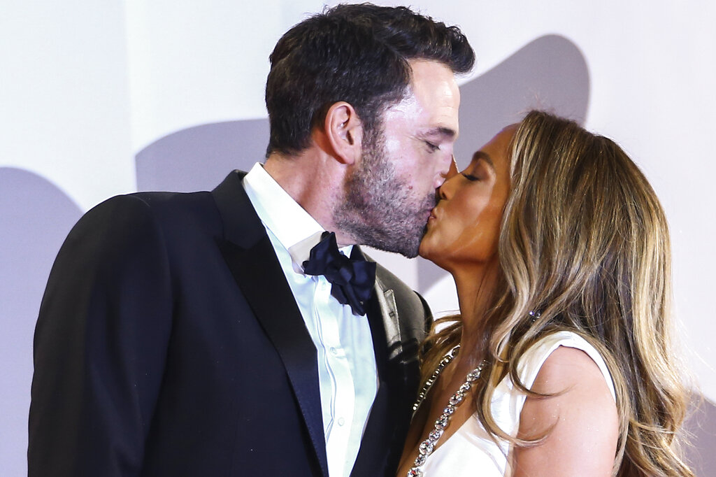 Affleck y López hacen oficial su romance en Venecia