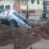 Camioneta cae en enorme hueco de la Av. Morán de Barquisimeto